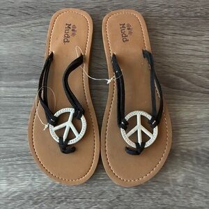 NWOT - MUDD tan Thong Flip-Flops black straps with silver metal Peace Emblem ☮️